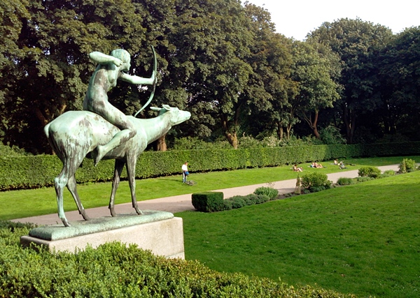 Diana auf der Hirschkuh Skulptur im Hamburger Stadtpark